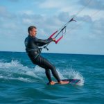 Comprendre les marées, courants et vagues pour choisir le bon spot de kitesurf et naviguer en toute sécurité